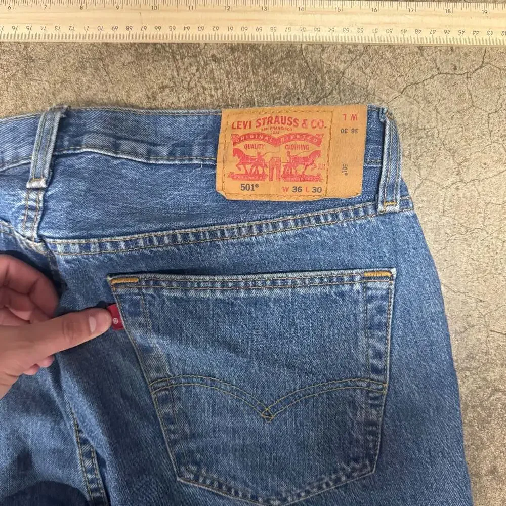 Levi's 501 Original Fit Button Fly Jeans Men's Size 36x30 Medium Wash Denim